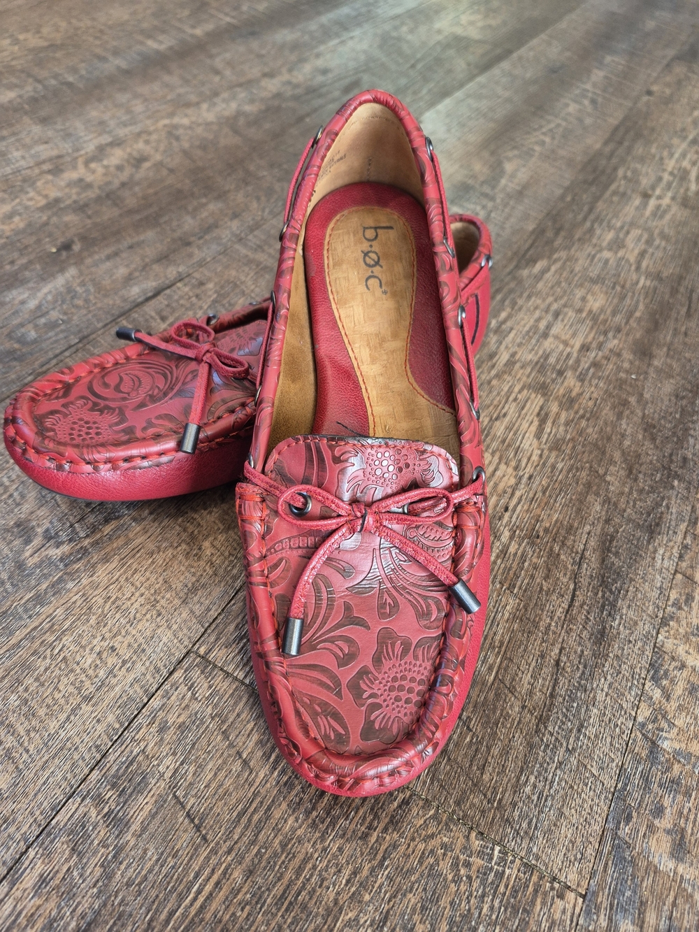 b.o.c. Red Floral Embossed Leather Moccasins with Bow Women's Size 6.5 Like New